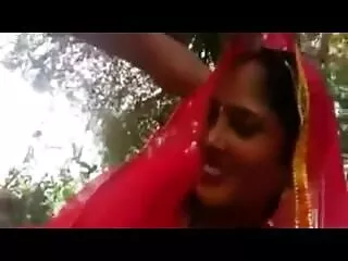 Nagymellű Toni Leanne Farm Fun durva szexvideo