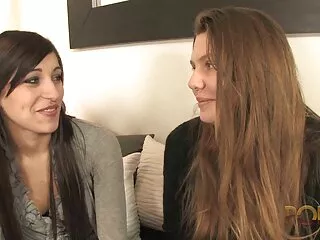 Két haver kiválaszt egy lányt szexvideo ingyen az utcán